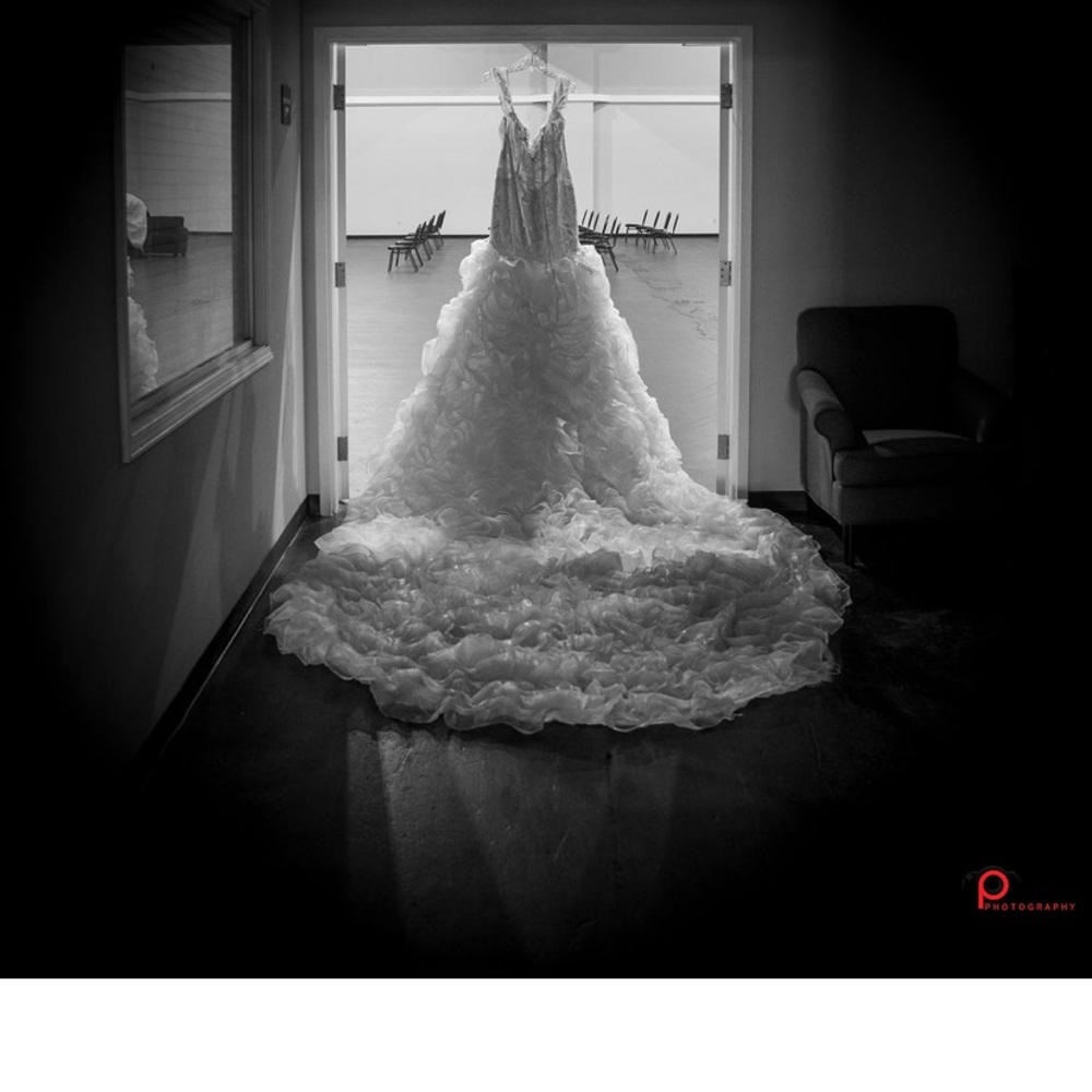 Wedding dress - Picture 2 of 3